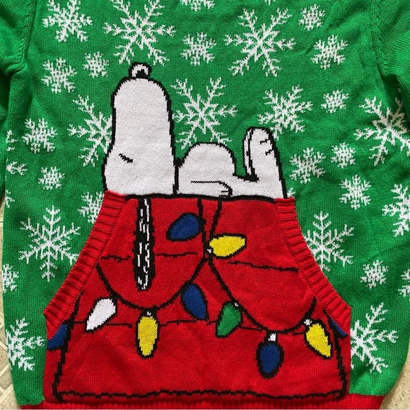PEANUTS Snoopy House Christmas Unisex Pullover Sweater w/ Pockets Size M NEW - Picture 2 of 6